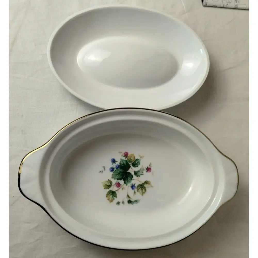 Andrea by Sadek Casserole Dish with Lid - Green Ivy Berries Gold Trim - Vineyard